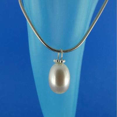 Anhänger aus großer cremeweißer Süßwasserperle an zarter Schlangenkette Brautschmuck