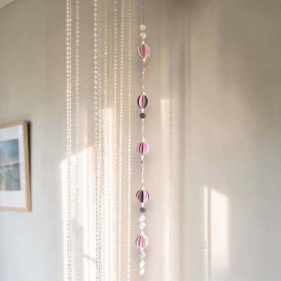 Origami Papierkugel Mobile – Handgemachtes Fensterbild mit Aluschnecken & Holzkugeln, Unikat Dekoration