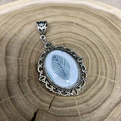 Silberner Kettenanhänger Cabochon mit Blatt Motiv
