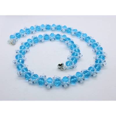 Zauberhaft gefädelte Kette mit Glasschliffperlen in Hellblau und Biconen in Crystal