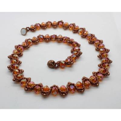 Zauberhaft gefädelte Kette mit Glasschliffperlen in Kupfer und goldfarbenen Glasperlen