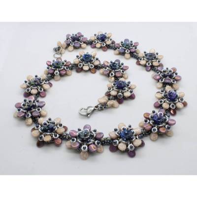 Filigranes Blümchen-Collier mit Pip-Beads in zartem Puder und Lila, gefädelt
