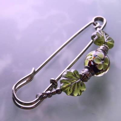 Kiltnadel Limettengrün und Schwarz -  silberfarbene Tuchnadel mit edlen Glasperlen Blatt und Blüten N-7-S-5
