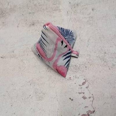 Schnullertasche als Schlüsselanhänger in Pyramidenform für hygienische Aufbewahrung der Schnuller, Flamingo