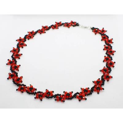 Filigranes Blümchen-Collier mit Biconen in Rot und Rocailles in Schwarz  gefädelt