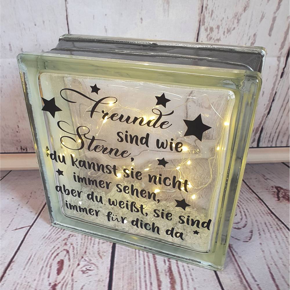 glasbaustein-beleuchtet-glas-mit-spruch-freunde-sind-wie-sterne