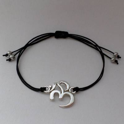 OM Armband - Meditation -  antiksilber - mit Macrameeband - verschiedene Bandfarben