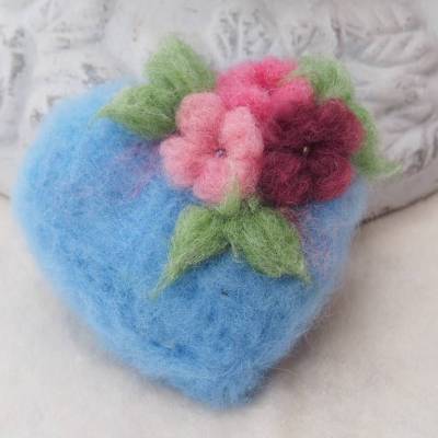 HERZ * FILZHERZ * ZUR DEKORATION * FRÜHLING * 100 % WOLLE * HANDGEARBEITET * HELLBLAU/ROSA * Produkt #711348