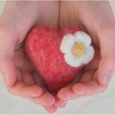 HERZ * FILZHERZ * ZUR DEKORATION * FRÜHLING * 100 % WOLLE * HANDGEARBEITET * ROT/WEISS * Produkt #717456