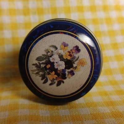 Vintage Pillendose mit Stiefmütterchen