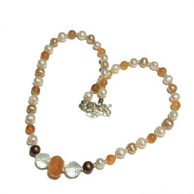 Perlenkette weiß Karneol orange und Bergkristall handgemacht als Collier Herbst Schmuck Geschenk 
