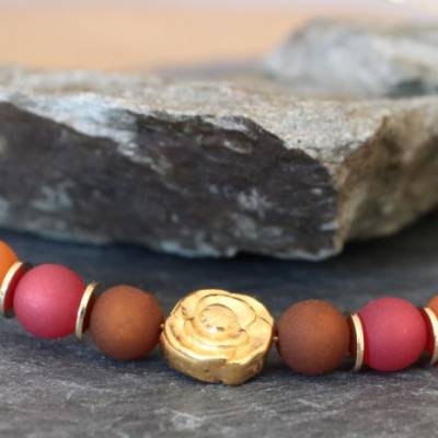 Filigranes Collier mit Polaris-Perlen in Braun-, und Kupfertönen und einer goldfarbenen Metallperle in Rosenform