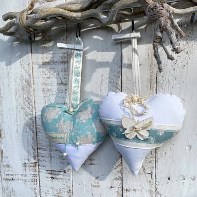 Stoffherzen Frühlingsdeko 2er Set Shabby Landhausstil – Handgemachte Unikate in Türkis Creme Roseweiß