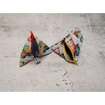 Schnullertasche als Schlüsselanhänger in Pyramidenform für hygienische Aufbewahrung der Schnuller, Baustellenfahrzeug