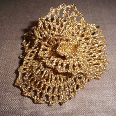 Haarschmuck Handgeklöppelte Blüte goldfarben Brautschmuck für goldene Hochzeit Klöppelspitze Handarbeit 
