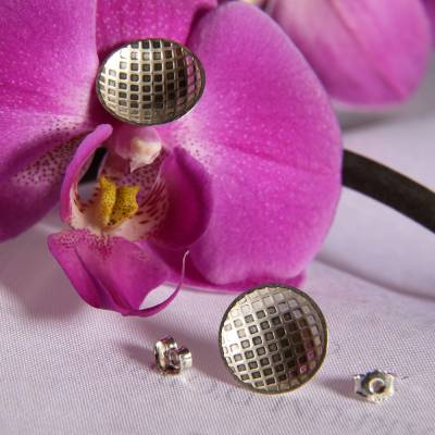 Ohrschmuck „Kleinkariert“  – gefertigt in 935 Silber. Silber in seiner schönsten Form