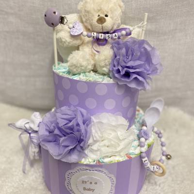 Windeltorte Teddy Bär PomPom flieder lavendel lila weiß mit Name personalisiert ..