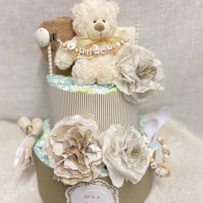 Windeltorte Teddy Bär PomPom flieder lavendel lila weiß mit Name personalisiert ..