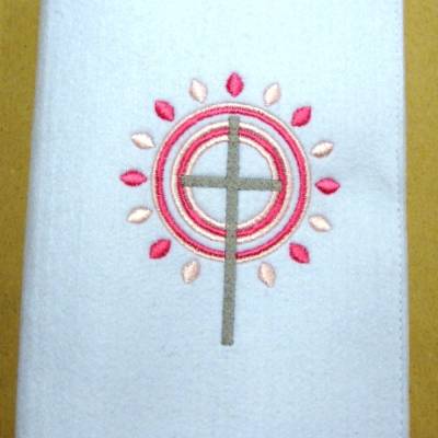 Gotteslobhülle handgefertigt aus 3mm Filz weiß mit Kreuz & Kreisen in rosa pink – personalisierbar mit Name & Datum