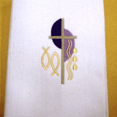 Handgefertigte Gotteslobhülle aus Filz 3mm weiß – personalisierbar mit Name & Datum – lila, flieder, gold bestickt