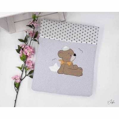 Babydecke Waffelpiqué mit Name, Motiv Maritim Bär, Kuscheldecke blau, Baumwolle, Decke für Kinder, Geschenk Geburt
