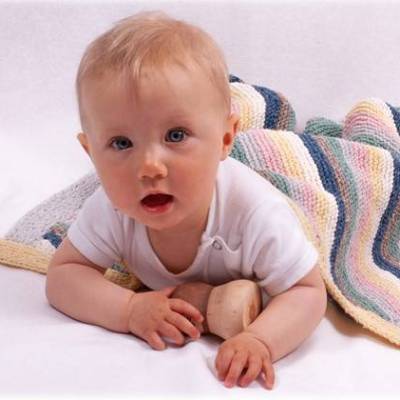 Strickanleitung für die bunte Babydecke Farbenspiel in der Größe 65x65 cm