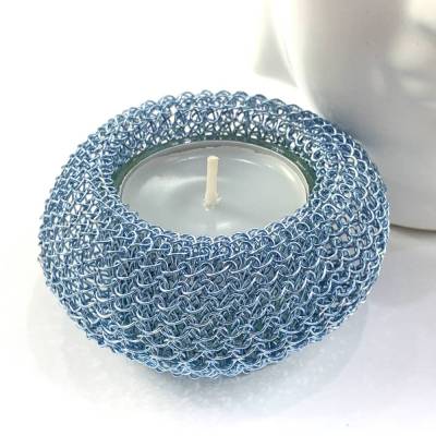 TEELICHTHALTER / EIERBECHER Donut - fingergestrickt aus hellblauem Kupferdraht