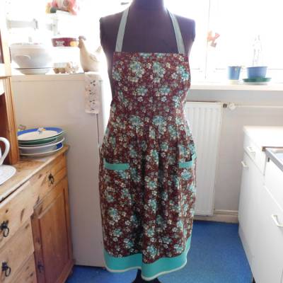 Damenküchenschürze braun , florale Kochschürze mit Blumenmuster