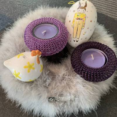 TEELICHTHALTER / EIERBECHER Donut - fingergestrickt aus dunkellila- oder fliederfarbenem Kupferdraht, solo oder als Set