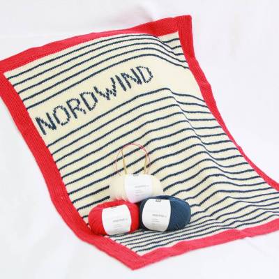 Strickanleitung Babydecke Nordwind mit gesticktem Namen in der Größe 55x75 cm