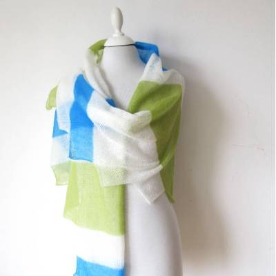 Sommerliches Tuch aus Mohair  weiß grün blau, zarter Damenschal, duftiges Umschlagtuch, leichtes Schultertuch