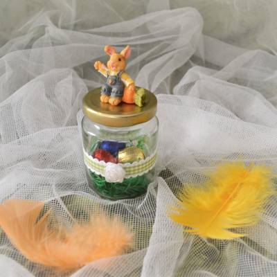 Dekoglas mit grünem Karoband und Hase für Ostern