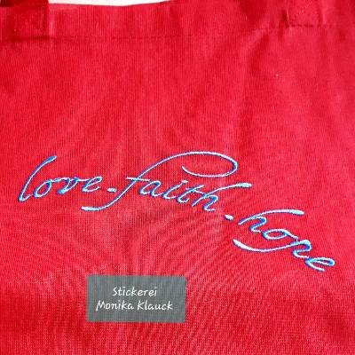 Stofftasche rot mit Stickmotiv „love-faith-hope“ – 100 % Baumwolle, umweltfreundlich, 37x41 cm