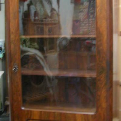 Original Louis-Philippe Glasvitrine in Nussbaum um 1870 – restaurierter antiker Schrank