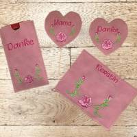 Stickdatei Set Mug Rug, Schokihülle & Anhänger mit Rose – Muttertag & Geburtstag – In the Hoop 13x18cm