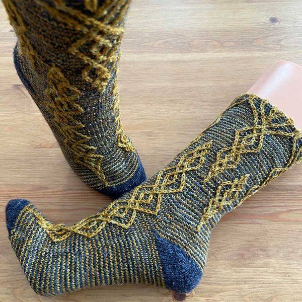 Mappe *Socks in Style* - 6 Strickanleitungen für zweifarbige kreative Socken im Matrix-Stil Bild 6
