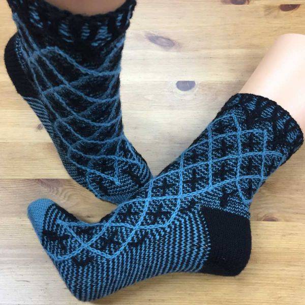 Mappe *Socks in Style* - 6 Strickanleitungen für zweifarbige kreative Socken im Matrix-Stil Bild 7