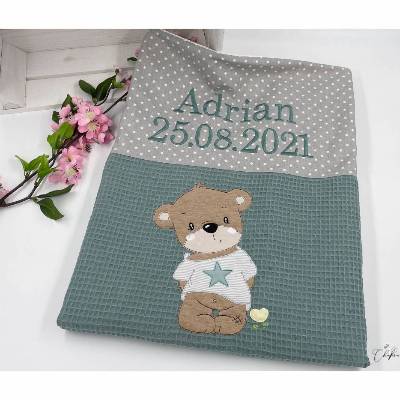 Personalisierte Babydecke mit Name – Waffelpiqué dunkelmint, Kuschelbär Stickdatei, Geschenk zur Geburt