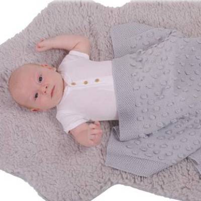 Strickanleitung für die Babydecke Sternenzauber mit Mininoppen in der Größe 60x75 cm