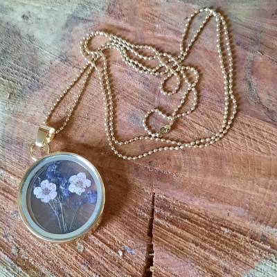Goldfarbene Halskette mit Glasmedaillon & Trockenblumen – Schmuck mit lila & rosa Blüten