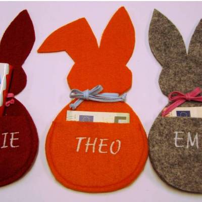Osterhasen Filz mit Tasche personalisierbar mit Name Geldgeschenk Gutscheine-Verpackung dunkelrot orange graumeliert 