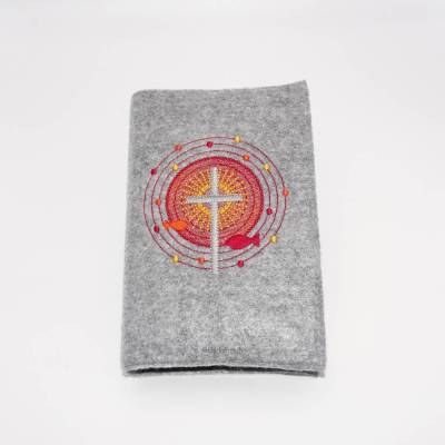 Gotteslob Filzhülle, grau, bestickt mit einem Kreuz und 2 Fischen in einem strahlenden runden Ornament, orange, rot