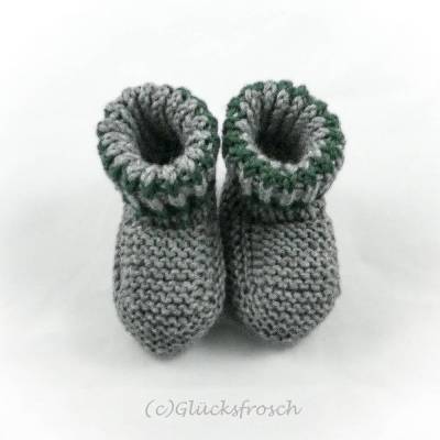 Babyschuhe hellgrau grün handgestrickt – Trachtenlook, 9 cm Fußsohlenlänge, weiche Wolle (Merino)