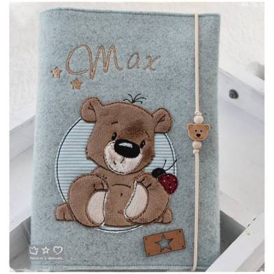 U-Hefthülle aus Wollfilz mit Doodlestickerei Bär mit Käfer, personalisierbar