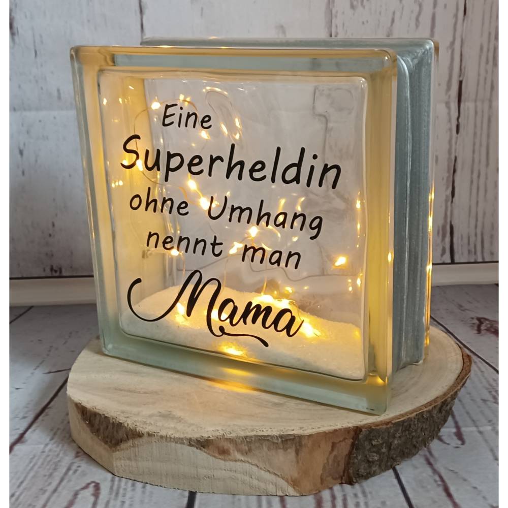 glasbaustein-beleuchtet-glas-mit-spruch-eine-superheldin-ohne-umhang