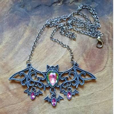 Süße Fledermaus Gothickette mit Strasssteinen 