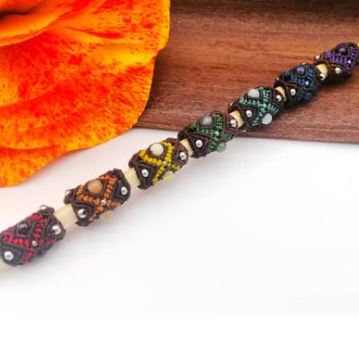 Makramee-Dreadperlen in Chakra-Farben mit Edelstein-Perlen