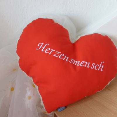 Herz-Kissen 'Herzensmensch' mit Schaf-Fell-Imitat-Rückseite, Unikat