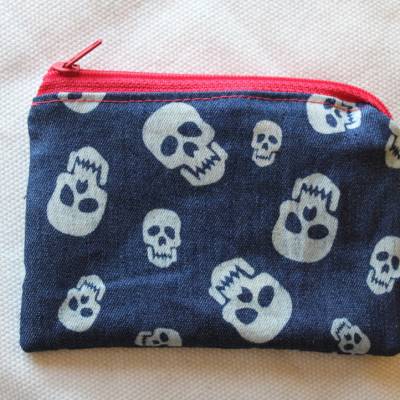 kleines KRIMSKRAMS Täschchen/ Mäppchen/ Minimäppchen/ KleinGELDtäschchen/ Unikat/ Handmade *Jeans-Skull *