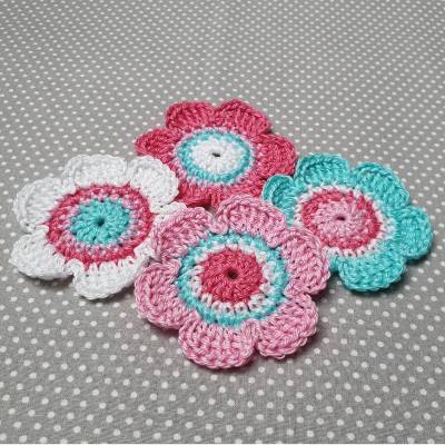 bunte Häkelblumen , 4 gehäkelte Blumen, Aufnäher Blume , farbige Häkelblüten